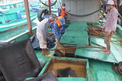 Bộ tư lệnh Vùng Cảnh sát biển 4 phát hiện tàu vận chuyển dầu trái phép